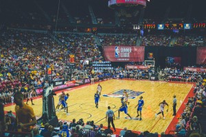 3分钟2次争议判罚！利物浦再成VAR焦点，越位干扰疑云致斯洛特场边暴怒