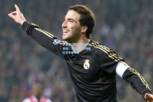 中东豪门天价邀约撼动足坛，莱万坚守欧洲拒亿元年薪风暴